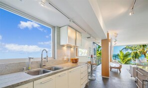 Private kitchen - OCEANSIDE SANCTUARY - Waterfront 2 bed/2bath on Oahu's Gold Coast (Honolulu)