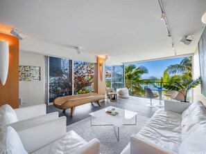 Living area - OCEANSIDE SANCTUARY - Waterfront 2 bed/2bath on Oahu's Gold Coast (Honolulu)