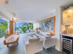 Living area - OCEANSIDE SANCTUARY - Waterfront 2 bed/2bath on Oahu's Gold Coast (Honolulu)