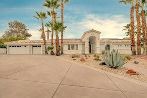 Exterior - Quiet 4BR Home w/ Pool Near Summerlin and Strip Central to Everything (Las Vegas)