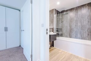 Shower - Stylish 2BDR City Apartment In Liverpool (Liverpool)
