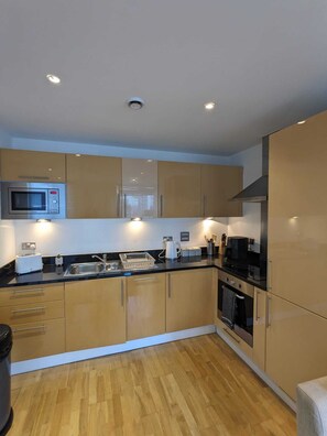 Private kitchen - Modern Flat in Canary Wharf with river Thames a short walk away. (London)