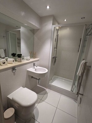Bathroom - Modern Flat in Canary Wharf with river Thames a short walk away. (London)