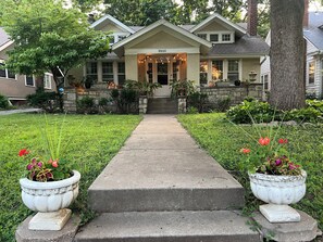 Exterior - Sunny, safe, walkable house with King bed and AC (Kansas City)