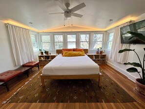 Room - Sunny, safe, walkable house with King bed and AC (Kansas City)