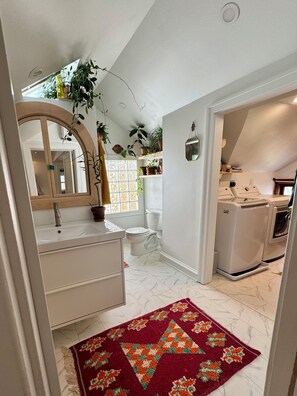 Bathroom - Sunny, safe, walkable house with King bed and AC (Kansas City)