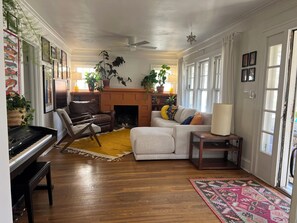 Living area - Sunny, safe, walkable house with King bed and AC (Kansas City)