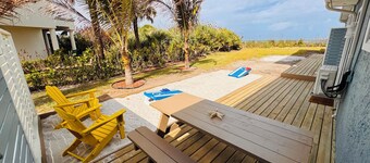 BEACHHOUSE #1 Mermaids Paradise-full kitchen, private oceanfront patio 1st floor
