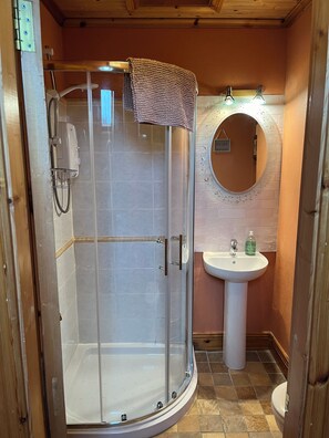 Shower, hair dryer, towels, soap - Fantastic Loft Apartment with Ocean Views 5 mins from Cliffs of Moher and Doolin (Doolin)