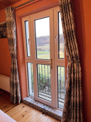 Interior - Fantastic Loft Apartment with Ocean Views 5 mins from Cliffs of Moher and Doolin (Doolin)