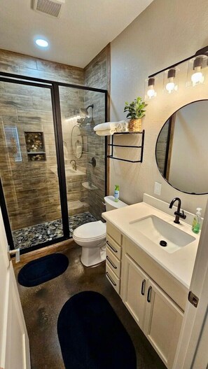 Shower, towels - Salt & Sky, Unit A Side (Matagorda)