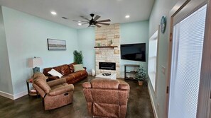 Smart TV y chimenea 