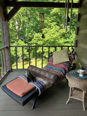 Property grounds - Charming log home with acres of hiking trails (Franklin)