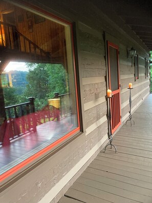 Terrace/patio - Charming log home with acres of hiking trails (Franklin)