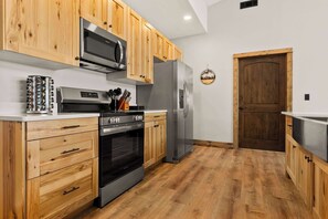 Wasserkocher mit Kaffee-/Teezubehör, Kühlschrank, Mikrowelle, Ofen