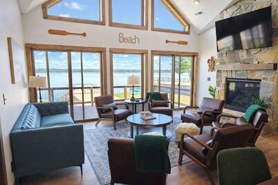 10BR Lakehouse Sleeps 28| Hot Tub & Beach |Pontoon