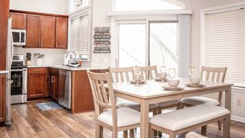 Condo, Berbilang Katil, Fireplace, Golf View (Lakeside Living at Abbey Springs) | Tempat makan