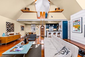 Smart TV, books, computer monitors - *NEW* Historic Ptown Cottage - Dogs Welcome, Deck, Parking, Vibrant and Colorful (Provincetown)