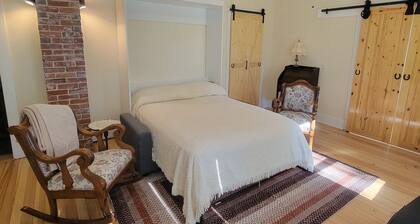 Charming 2 bedroom bungalow with lovely outdoor space, sleeps 5 adults 2 kids