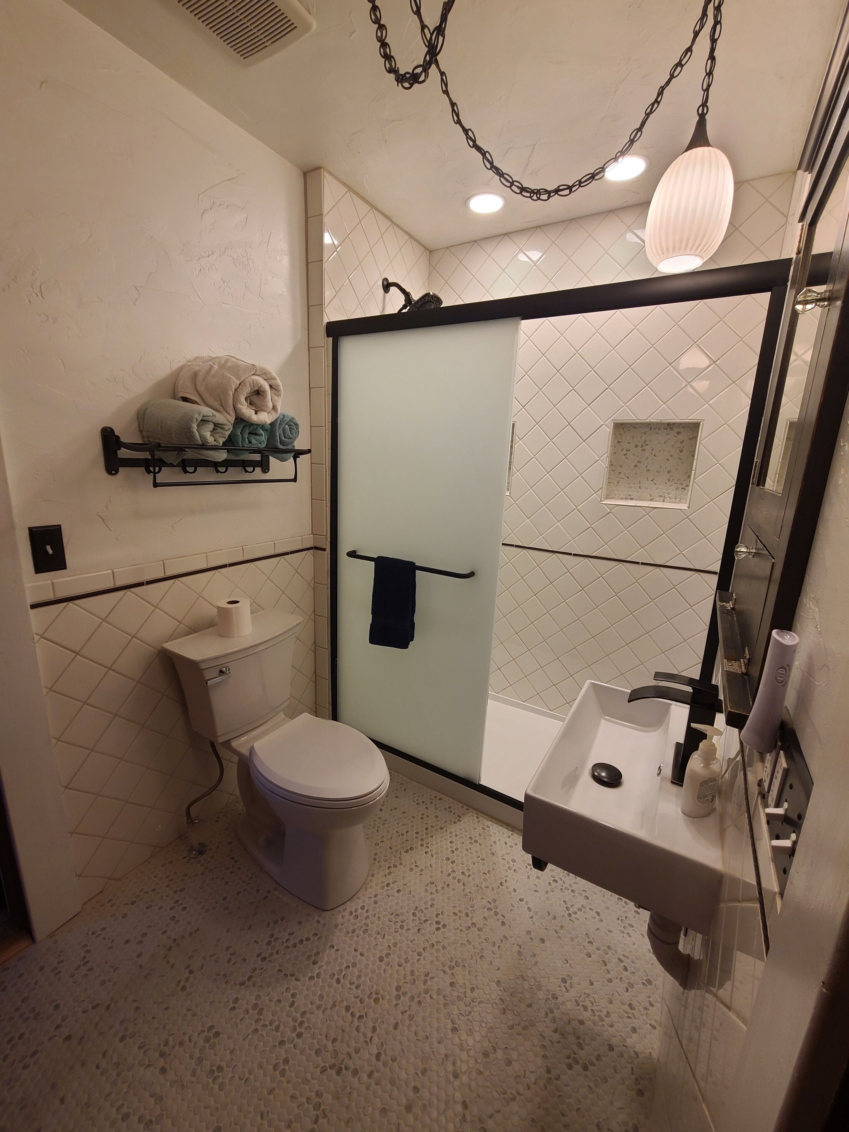 Douche, sèche-cheveux, serviettes fournies, savon