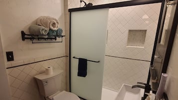 Douche, sèche-cheveux, serviettes fournies, savon
