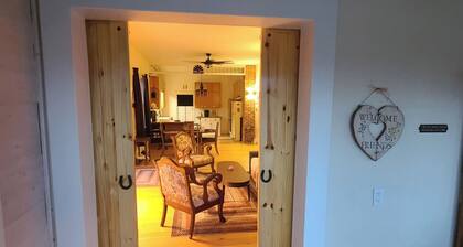Charming 2 bedroom bungalow with lovely outdoor space, sleeps 5 adults 2 kids