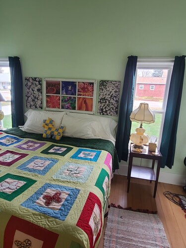 Charming 2 bedroom bungalow with lovely outdoor space, sleeps 5 adults 2 kids