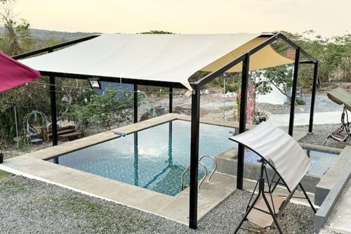 Neyz Farmyardz | Whole House