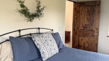 Een bureau, wifi, beddengoed