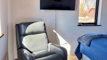 Desk, WiFi, bed sheets