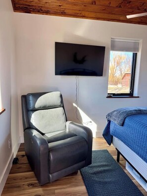 Desk, WiFi, bed sheets - Country Cottage - New Construction On 20 acres (Miles City)