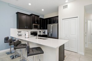 Private kitchen - Beautiful Condo with Kids Bedroom, Near Attractions (Kissimmee)