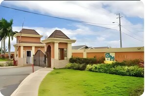 Exterior - Pool, Playground, Gym, Near Beach & 24/7 Security. (Saint Ann's Bay)