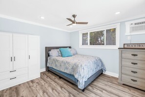 1 bedroom, iron/ironing board, Internet, bed sheets - Serene 1-bedroom  in St. Pete Beach - UNIT B (St. Pete Beach)