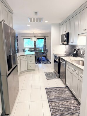 Microwave, oven, stovetop, dishwasher - Island Breeze Villa (Hilton Head Island)