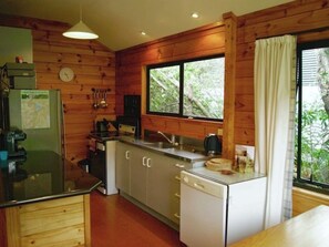 Fridge, microwave, oven, stovetop - Puka Lodge (Front dwelling) 2 mins walk to beautiful Pukawa Bay Beach Lake Taupo (Pukawa)