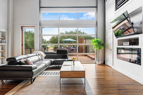 Luxury 7BR Hill Country Gem With Barndominium
