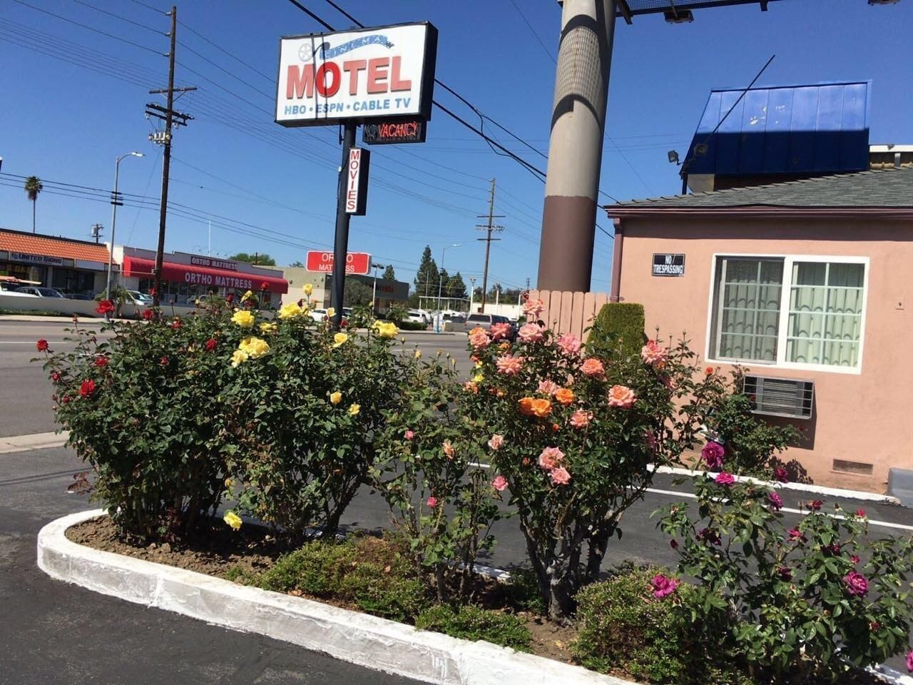 Ein Motel mit einem Schild, das HBO, ESPN und Kabelfernsehen bewirbt.