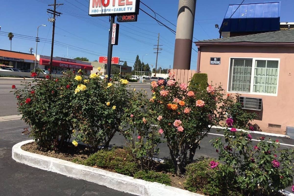 Ein Motel mit einem Schild, das HBO, ESPN und Kabelfernsehen bewirbt.