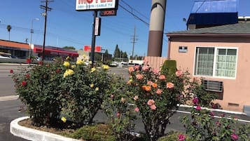 A motel with a signboard advertising HBO, ESPN, and cable TV.