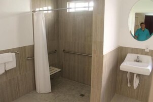 Toallas, jabón, shampoo, papel higiénico