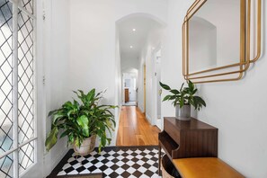 Interior - Character 1 BDR 1920s apartment Mount Eden Village (Auckland)