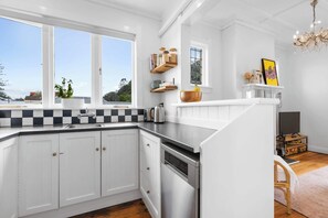 Fridge, microwave, oven, stovetop - Character 1 BDR 1920s apartment Mount Eden Village (Auckland)