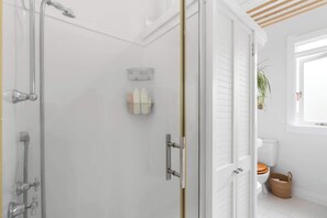 Shower, hair dryer, shampoo - Character 1 BDR 1920s apartment Mount Eden Village (Auckland)
