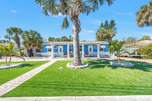 Exterior - UNIT A & B- COMPLETE 3 BEDROOMS HOUSE (St. Pete Beach)