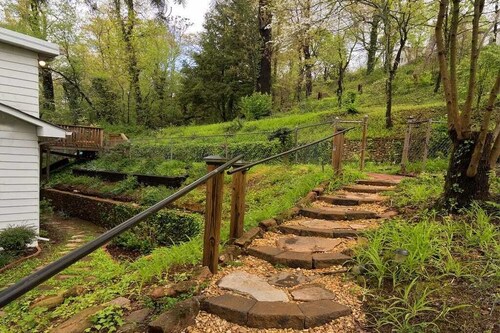 Charming 4-bedroom flat in peaceful Chattanooga Missionary Ridge neighborhood