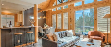 Smart TV, chimenea y oficina