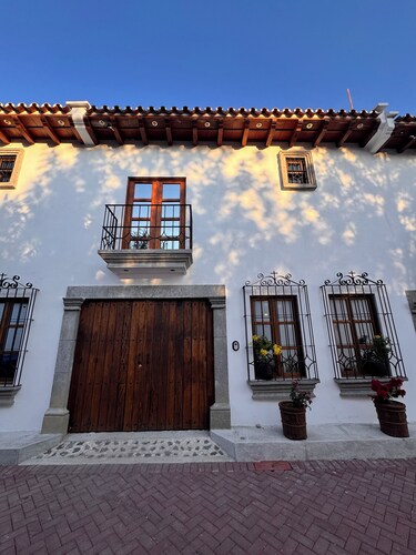 Colonial Villa+Terrace with Views and Parking in Antigua Guatemala