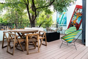 Standard Room, 1 King Bed, Private Bathroom | Outdoor dining - Puerta Roja Roma (Ciudad de México)