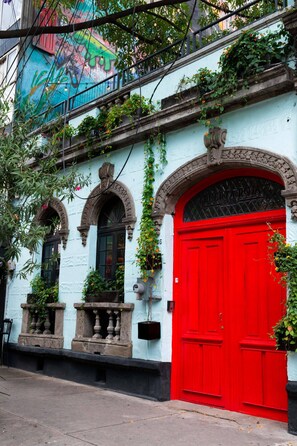 Exterior detail - Puerta Roja Roma (Ciudad de México)